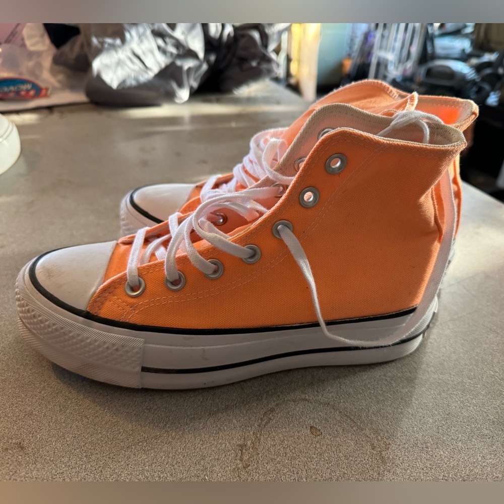 Women’s orange Converse size 6.5